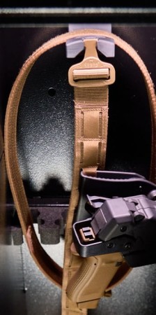 Uchwyt / wieszak na słuchawki + okulary + pas  z klamrą COBRA