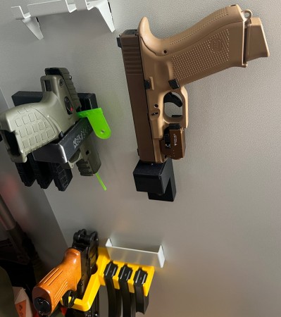 Uchwyt na tłumik lub broń krótką (umieszczanie pionowo)