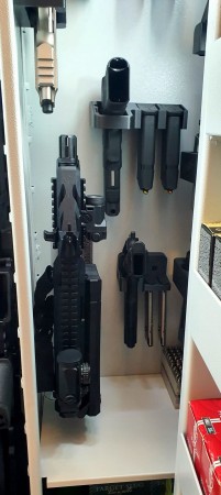 Uchwyt / wieszak na CZ SCORPION EVO 3 S1 - wkładanie w gniazdo magazynka