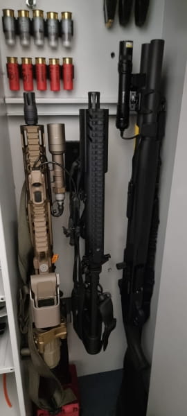 Uchwyt / wieszak na SIG SAUER MPX - wkładanie w gniazdo magazynka