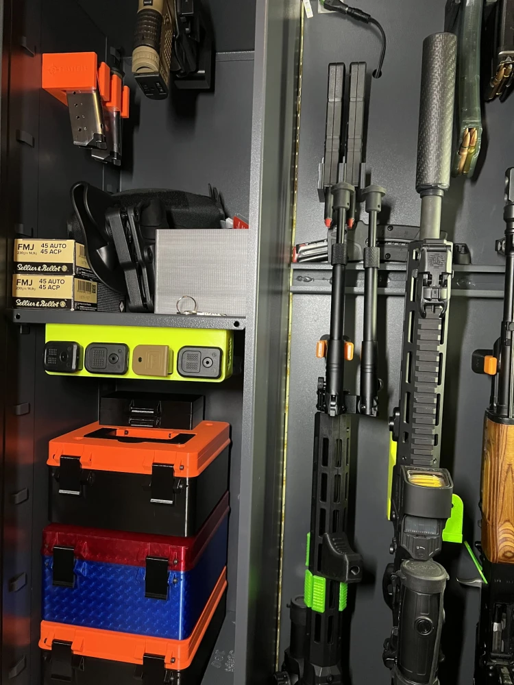 Uchwyt / wieszak magnetyczny na magazynki 9MM (podwieszany)