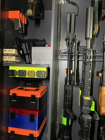 Uchwyt / wieszak magnetyczny na magazynki 9MM (podwieszany)